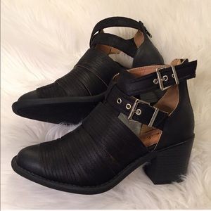 Qupid Black Booties